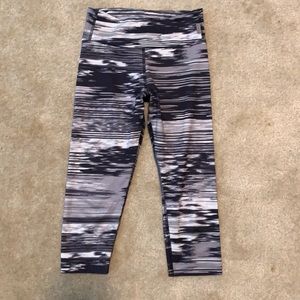 patterned crop leggings